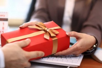 NGHỆ THUẬT TẶNG QUÀ KHÔNG PHẢI AI CŨNG BIẾT? NGHỆ THUẬT TẶNG QUÀ KHÔNG PHẢI AI CŨNG BIẾT?