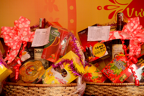 lật mặt chiêu trò giỏ quà tết to hoành tráng mà nhiều người vẫn thích mua lat-mat-chieu-tro-qua-tet-to-hoanh-trang-ma-nhieu-nguoi-van-thich-mua